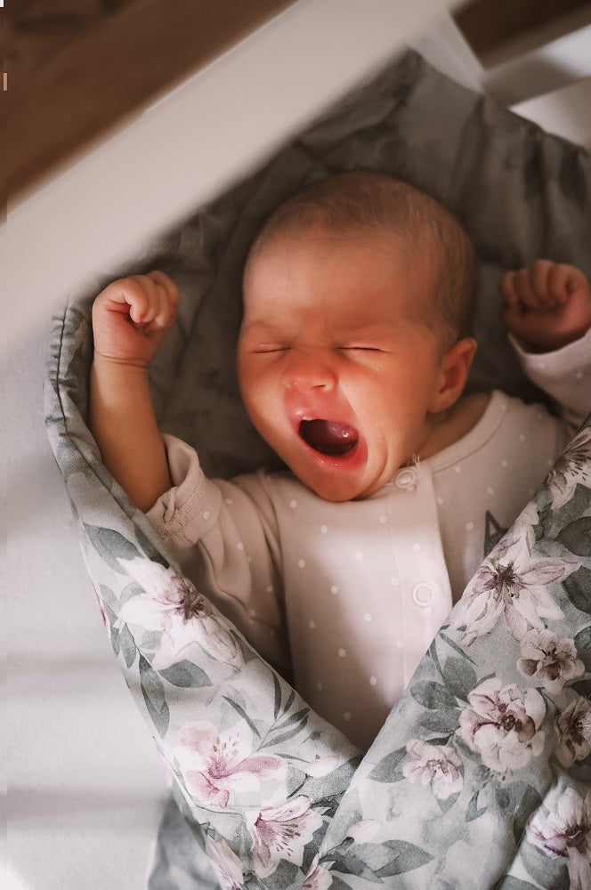 Baby in Wickeldecke