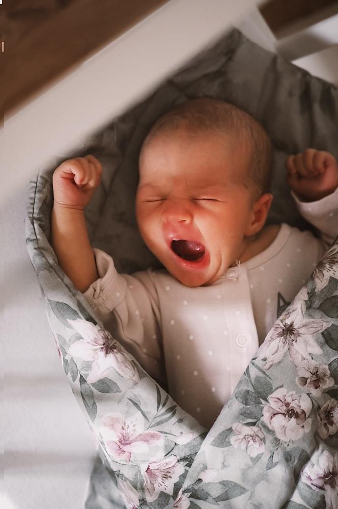 Baby in Wickeldecke