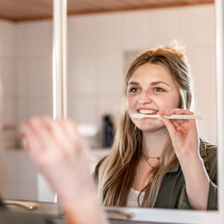 Zahnbürste plastikfrei, nachhaltige Zahnbürste, Frau Zähneputzen lächelnd