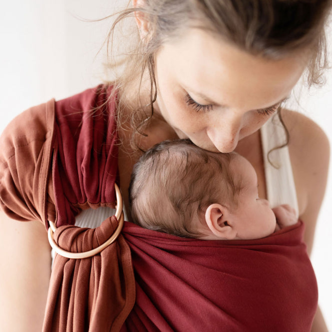 Mama mit Kind in Sling