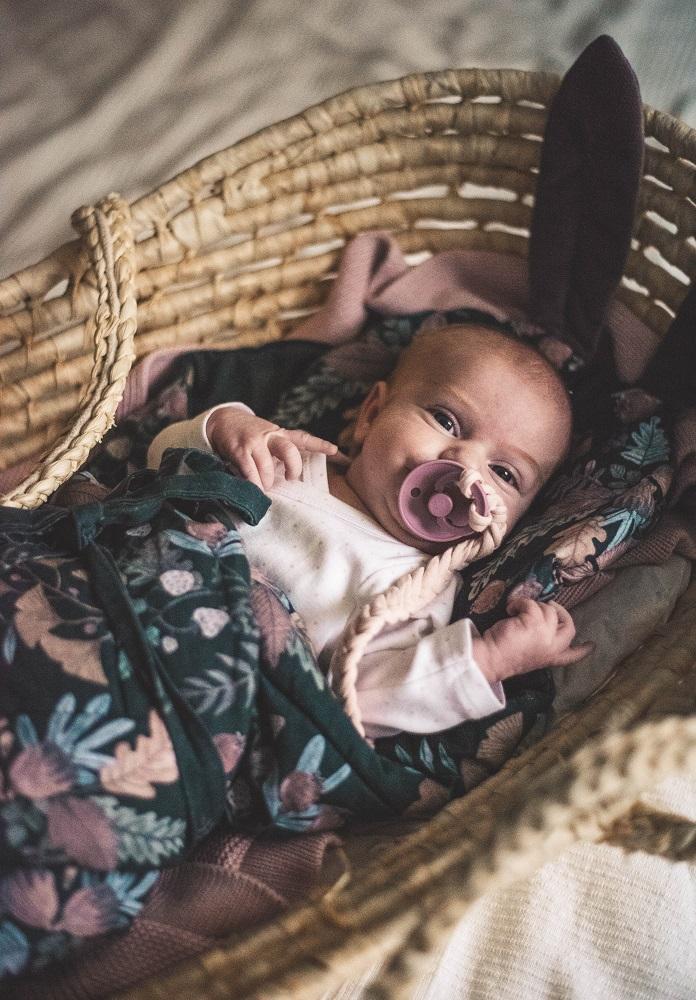 Neugeborene in Babyschlafsack