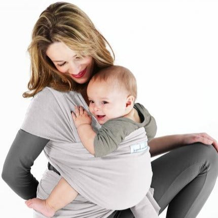 Das Baby im Tragetuch zu tragen ermöglicht die Hände frei zu haben